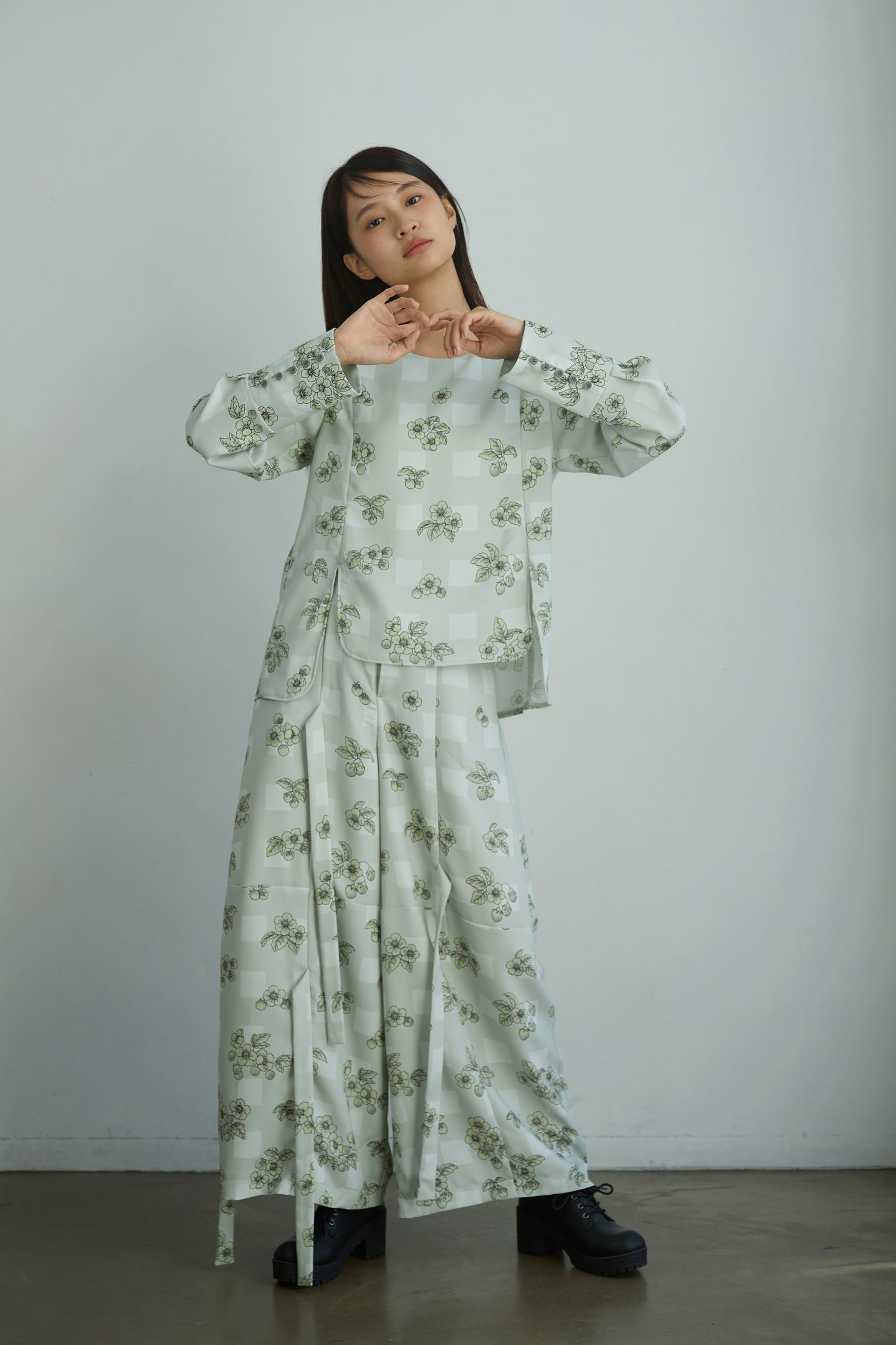 ”いちご園”ブラウス "The Strawberry Garden" Blouse