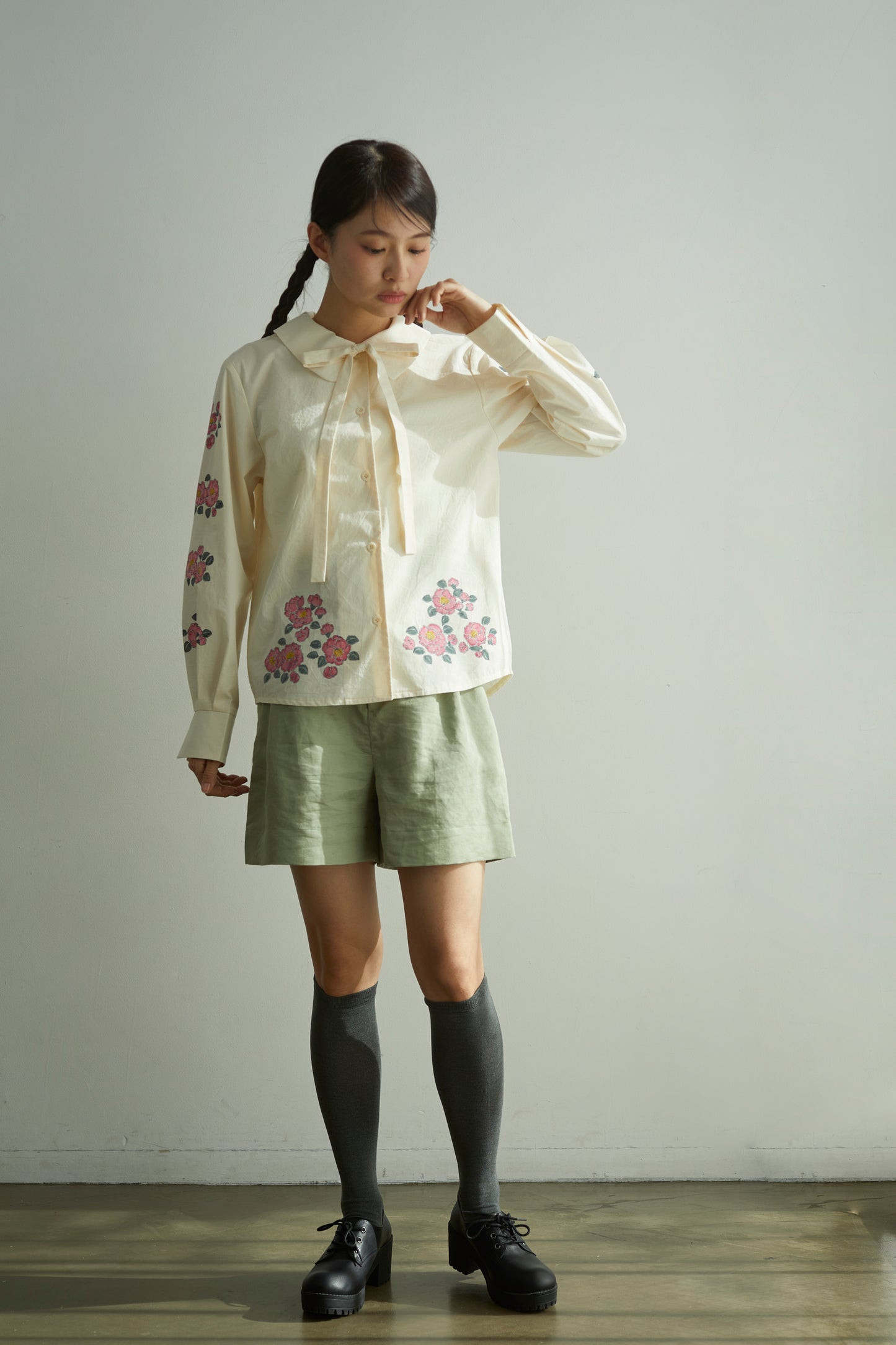 山茶花のボウタイシャツ Camellia Sasanqua Shirt