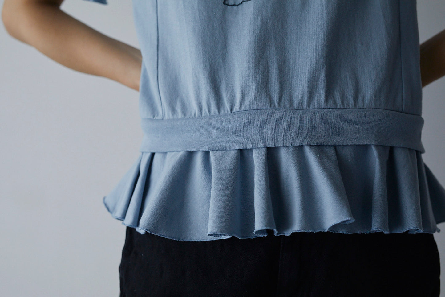 雲のフリルTシャツ "Clouds" Frill Hem T-shirt