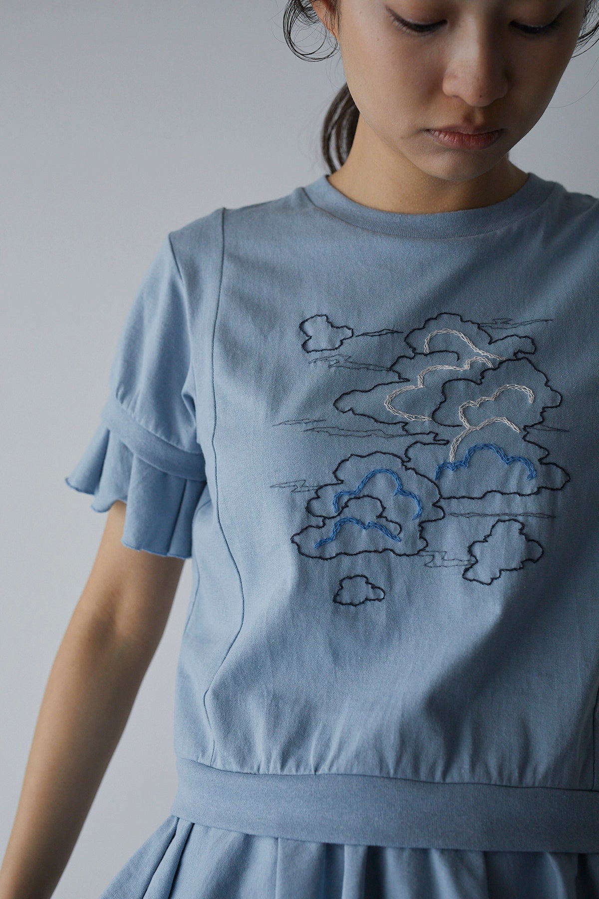 雲のフリルTシャツ "Clouds" Frill Hem T-shirt