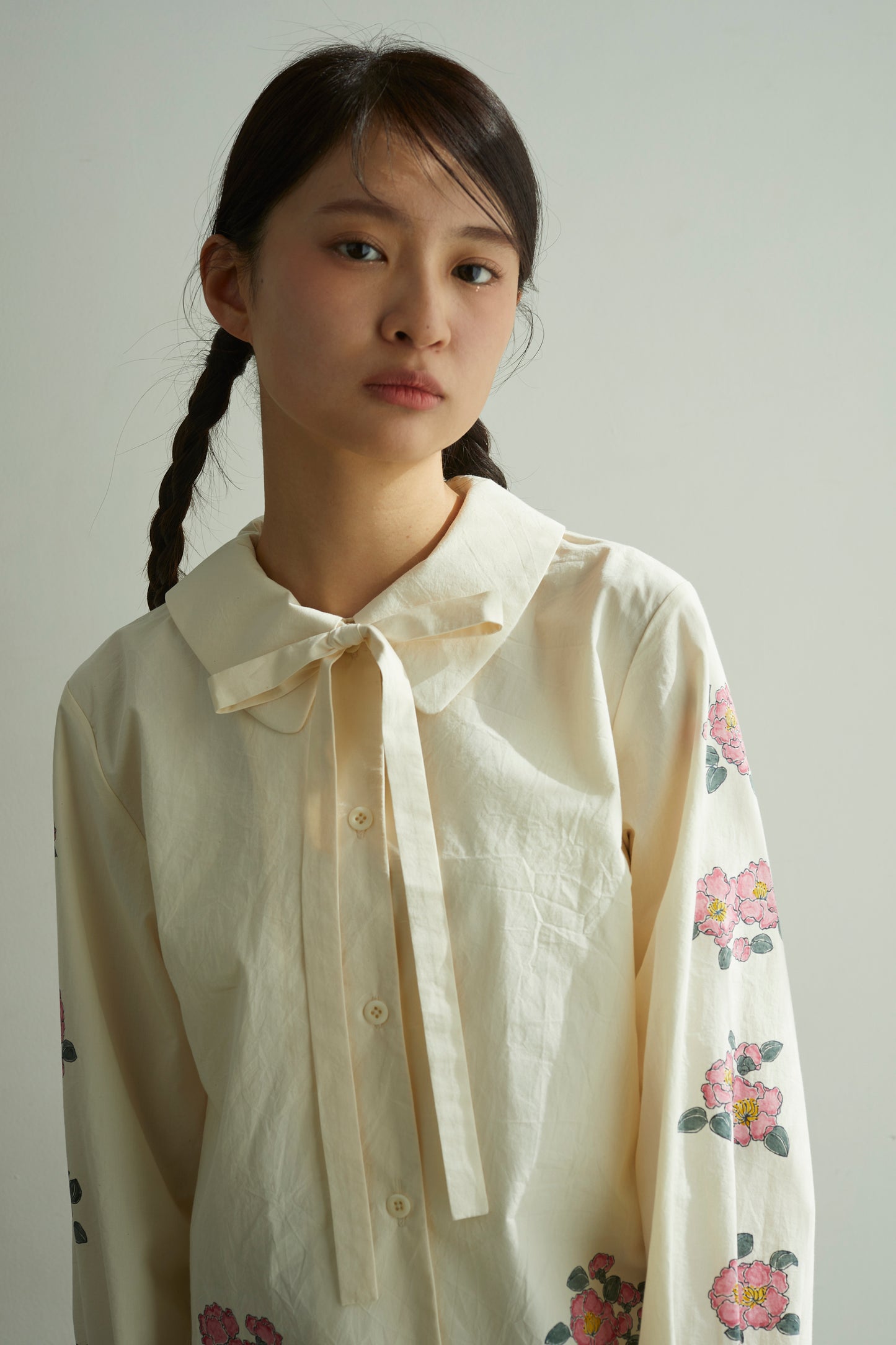 山茶花のボウタイシャツ　Camellia Sasanqua Shirt