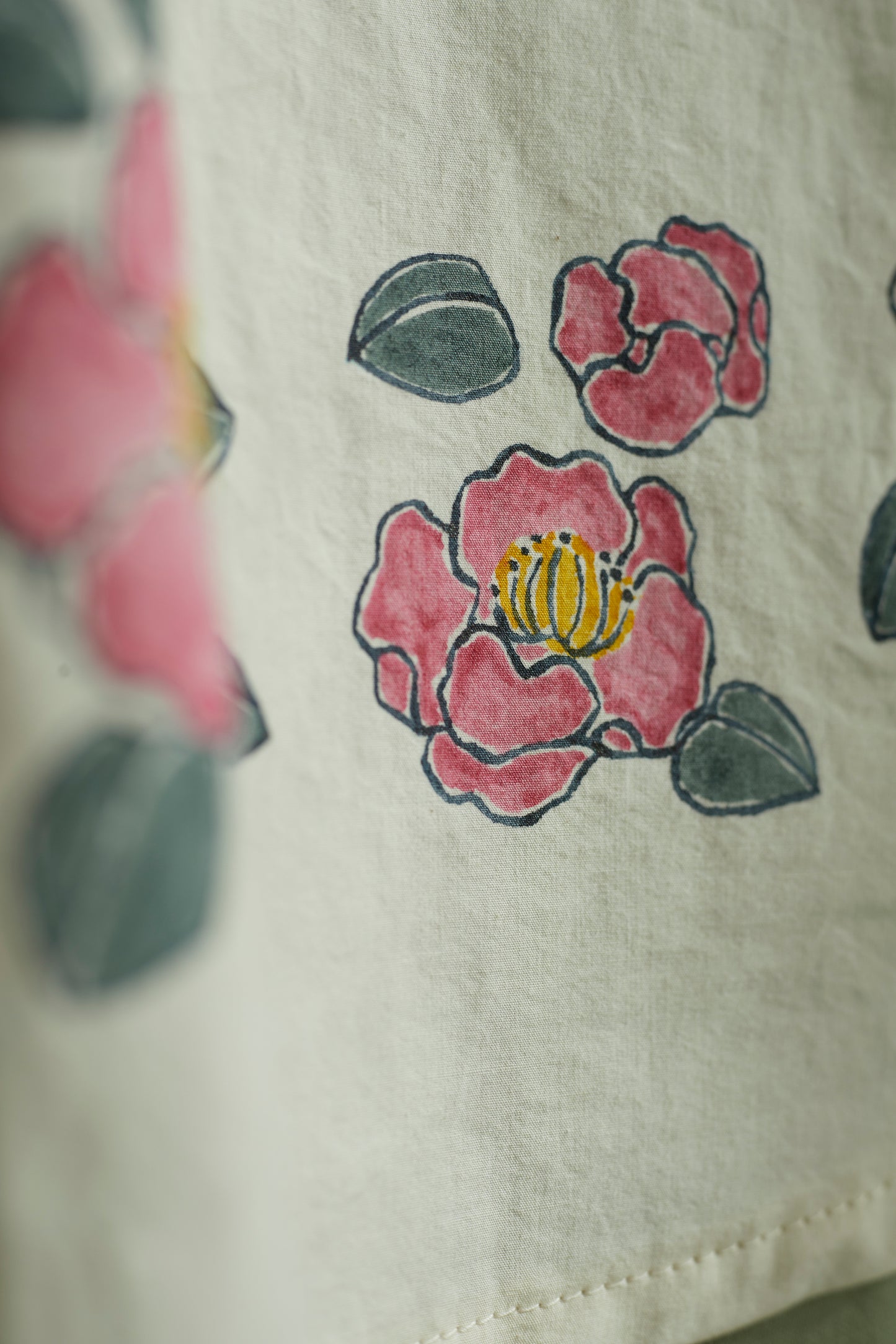 山茶花のボウタイシャツ　Camellia Sasanqua Shirt