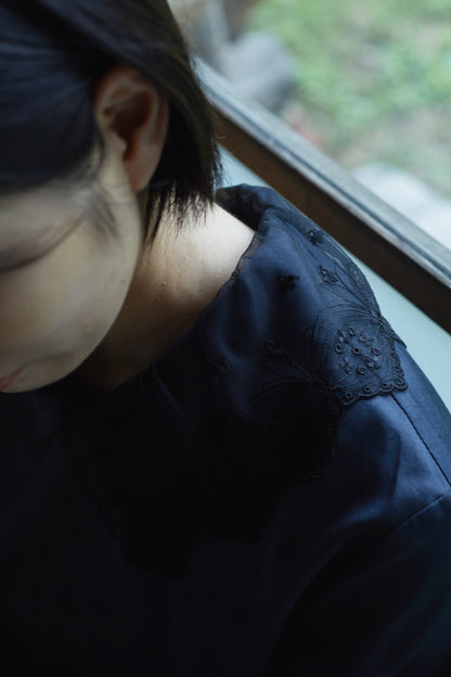 アシンメトリー襟のレースブラウス　Asymmetrical Collar Lace Blouse